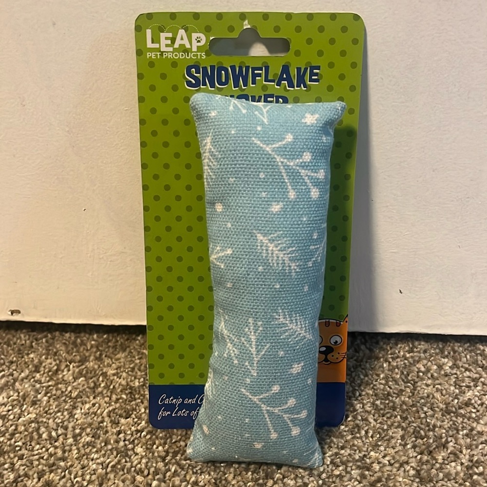 *NWT* Cat Toy - Snowflake Kicker - Catnip & Crinkle